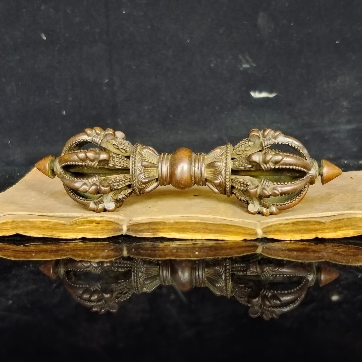 Collectible Vintage Tools - วัสดุตกแต่งแบบโบราณ วัสดุทองสัมฤทธิ์ วัสดุที่ใช้ในการประกอบพิธีกรรมทางพุทธศาสนา รูปแบบแปดด้าย ของสะสมโบราณ ของตกแต่ง
